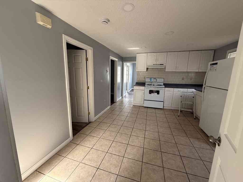 Apartment For Rent - 18 Meadow Street #2<br/> Bristol County, Taunton, MA 02780