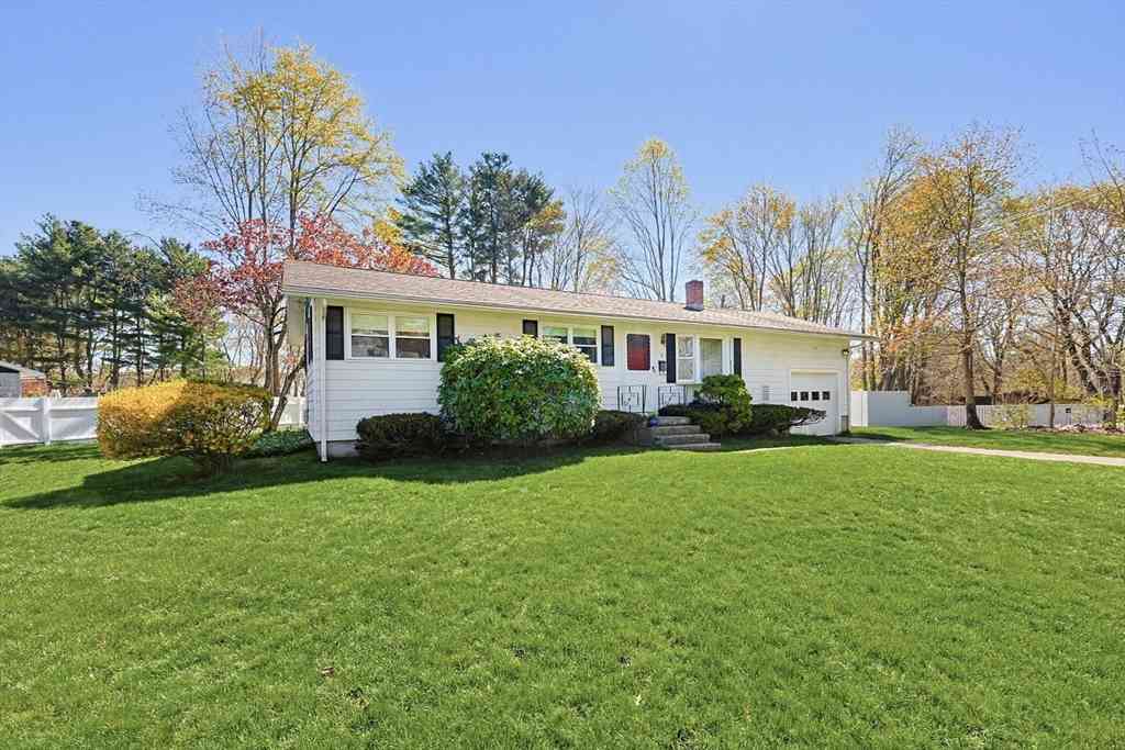 Homes For Sale - 11 Regal St<br/> Middlesex County, Holliston, MA 01746