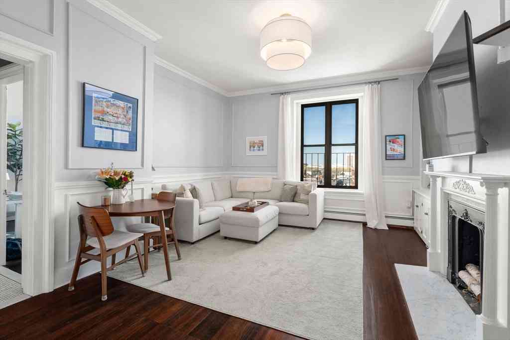 Condo For Sale - 263 Commonwealth Ave #8<br/> Boston, MA 02116