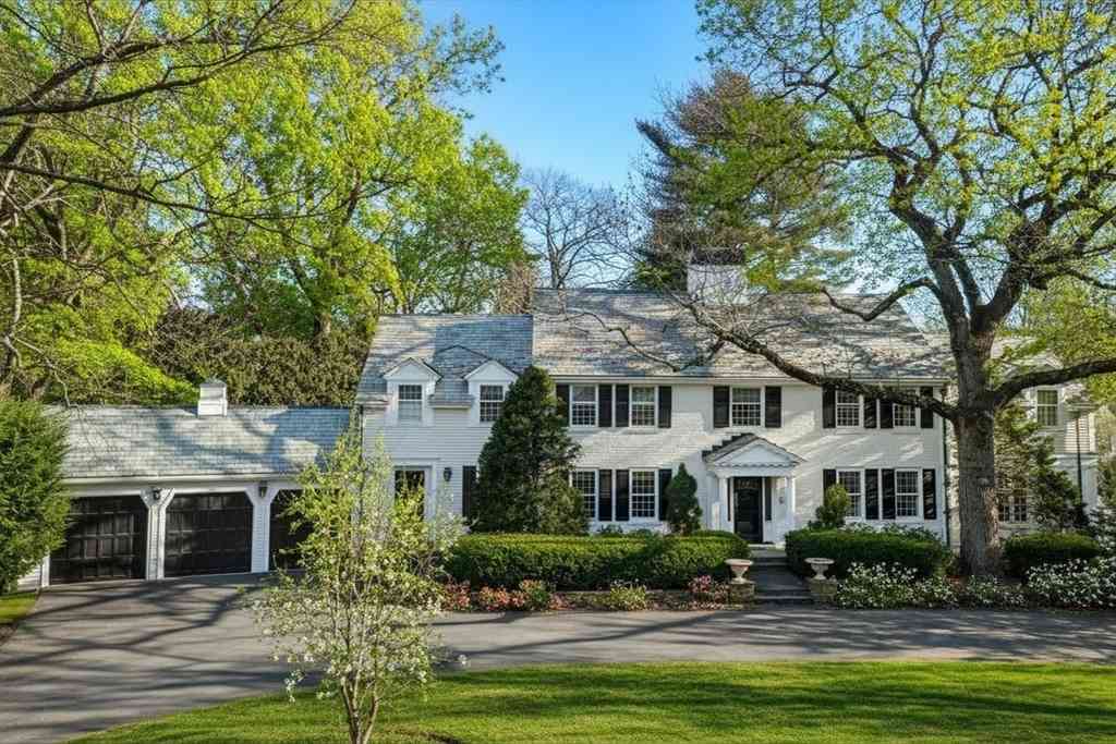 Homes For Sale - 64 Albion Rd<br/> Wellesley, MA 02481