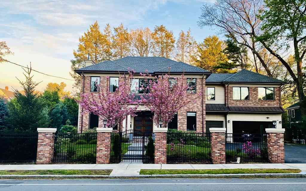 Homes For Sale - 1580 Beacon St<br/> Middlesex County, Newton, MA 02468