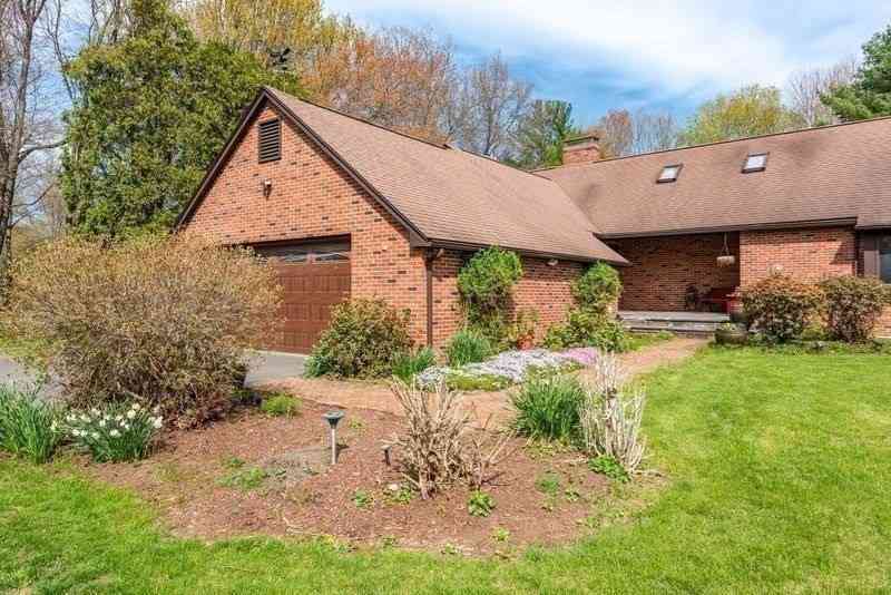 Homes For Sale - 560 Middle St<br/> Hampshire County, Amherst, MA 01002