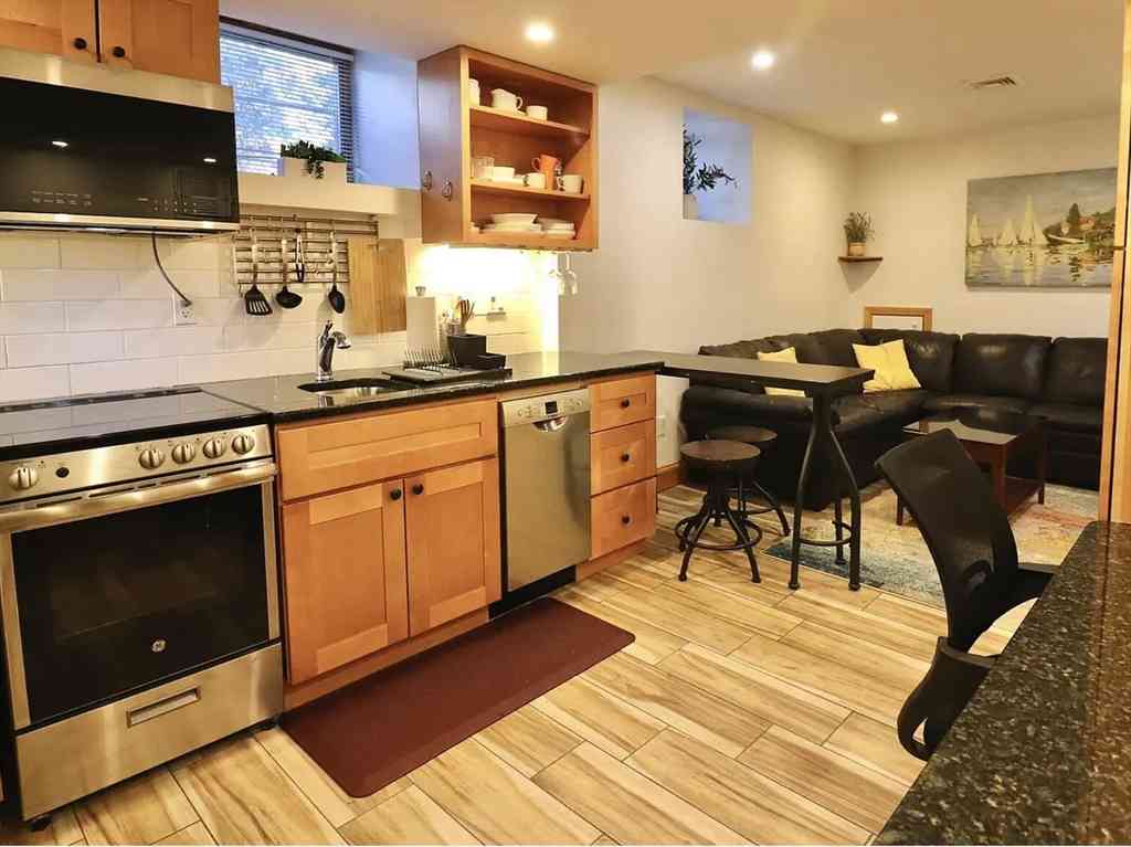 Apartment For Rent - 182 Babcock #1R<br/> Brookline, MA 02446