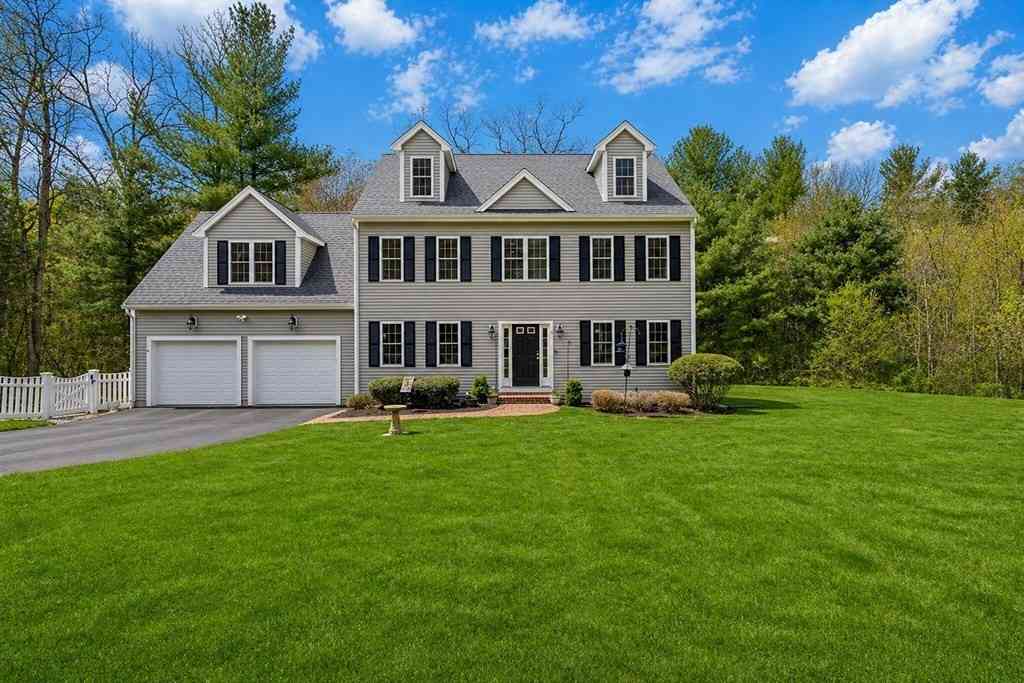 Homes For Sale - 9 Willow Pl<br/> Norfolk County, Norfolk, MA 02056