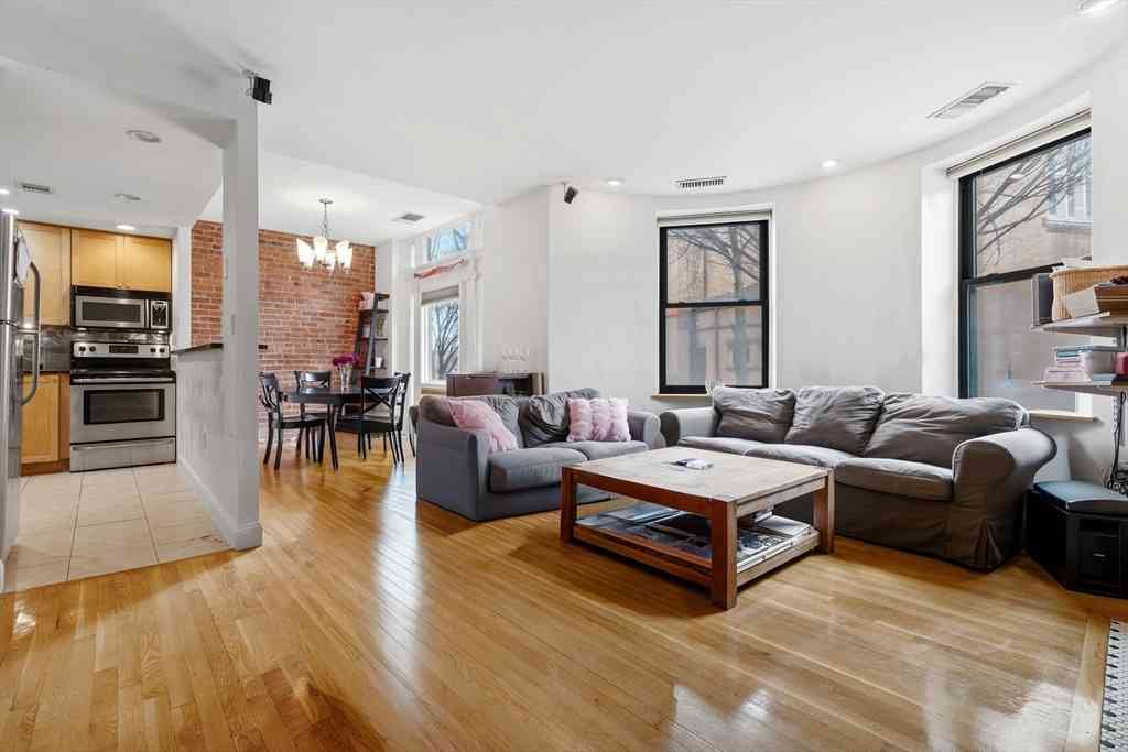 Condo For Sale - 79 Gainsborough St #103<br/> Boston, MA 02115