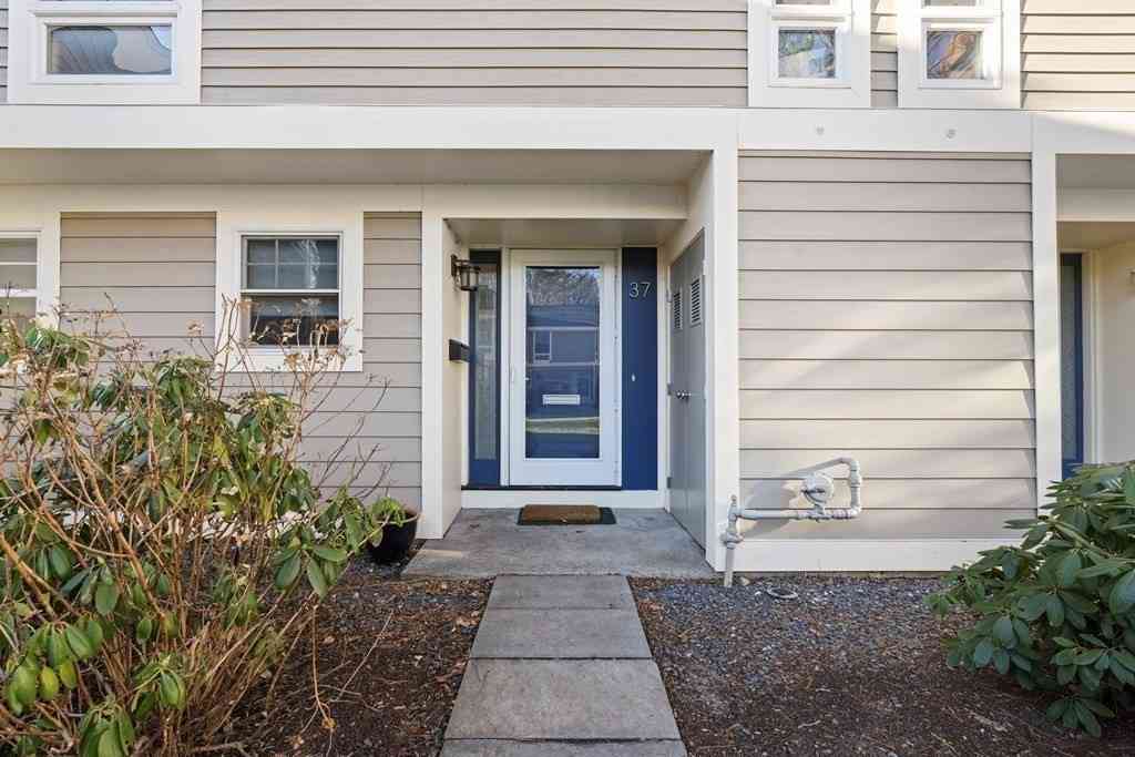Condo For Sale - 11 Oak St #15<br/> Norfolk County, Wellesley, MA 02482