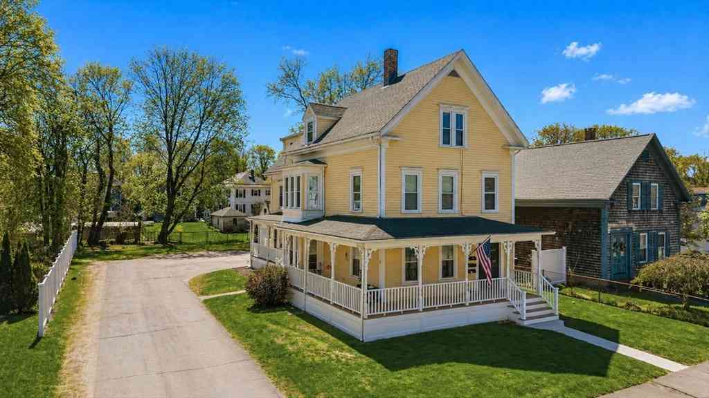 Homes For Sale - 10 Barrows Street<br/> Middleboro, MA 02346