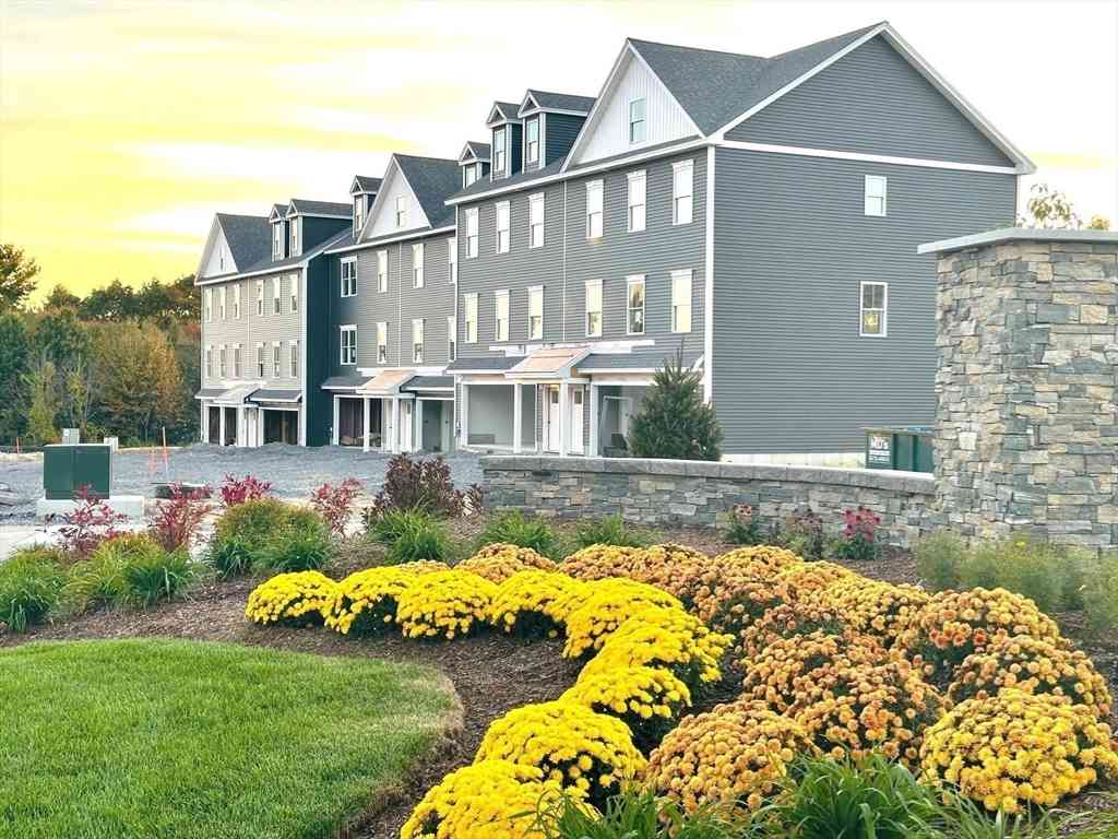 Condo For Sale - 20 Elise Avenue #10<br/> Londonderry, NH 03053