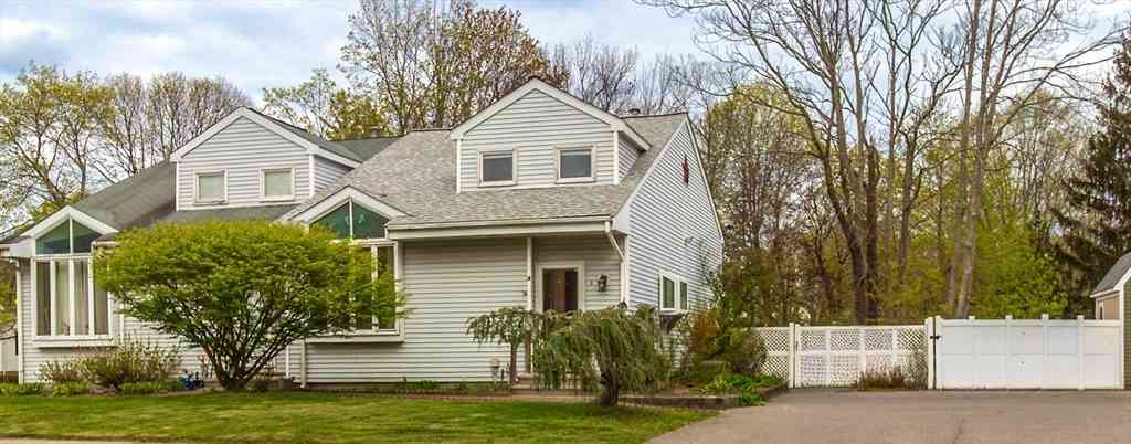 Condo For Sale - 4 Lauren Dr #4<br/> Plymouth County, Rockland, MA 02370