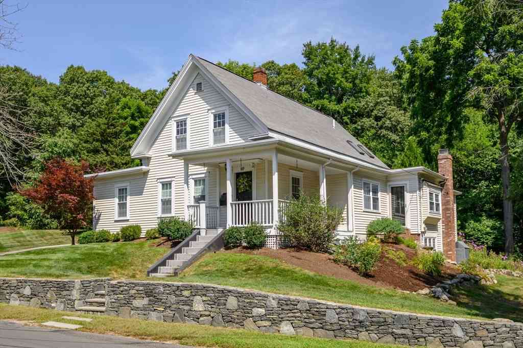 Homes For Sale - 117 Hobart St<br/> Hingham, MA 02043