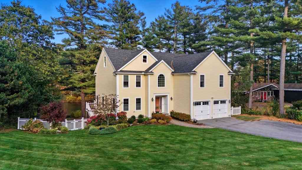 Homes For Sale - 8 Fosters Pond Rd<br/> Andover, MA 01810