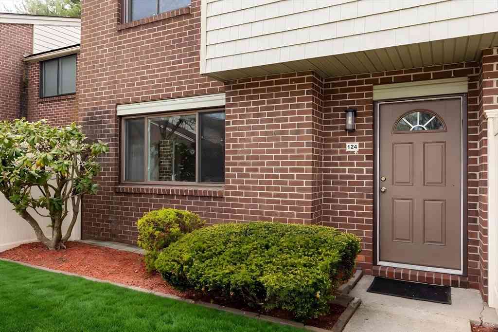 Condo For Sale - 124 Greenbrook Ll #124<br/> Norfolk County, Stoughton, MA 02072