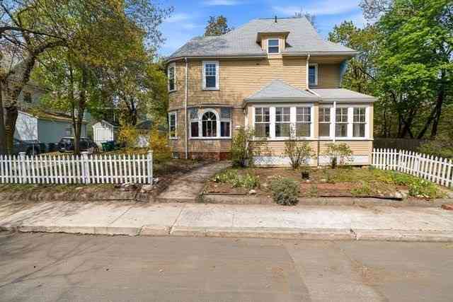 Homes For Sale - 10 Oak Bluff St<br/> Middlesex County, Medford, MA 02155