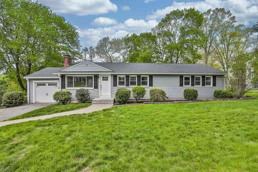 Homes For Sale - 11 Gerry Rd<br/> Lynnfield, MA 01940