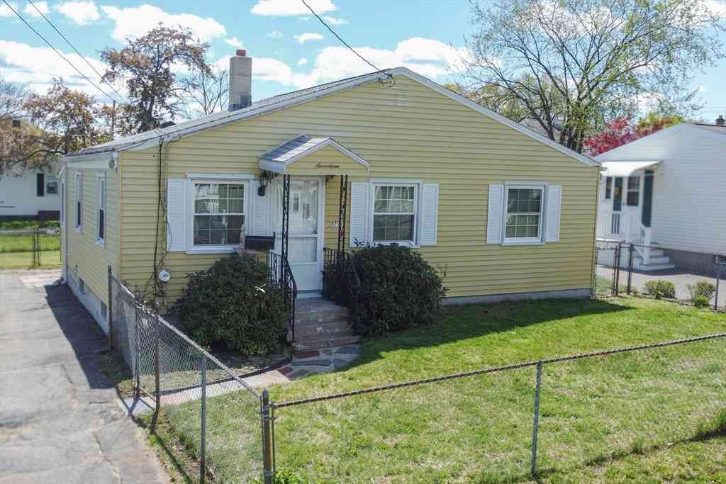 Homes For Sale - 17 Mcbride St<br/> Springfield, MA 01104