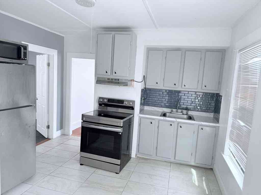 Apartment For Rent - 582 Eastern Ave #1<br/> Lynn, MA 01902
