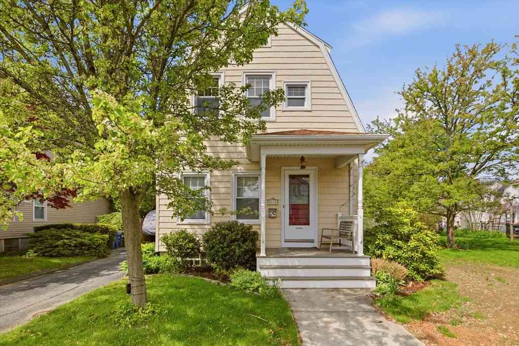 Homes For Sale - 17 Buttonwood St<br/> New Bedford, MA 02740