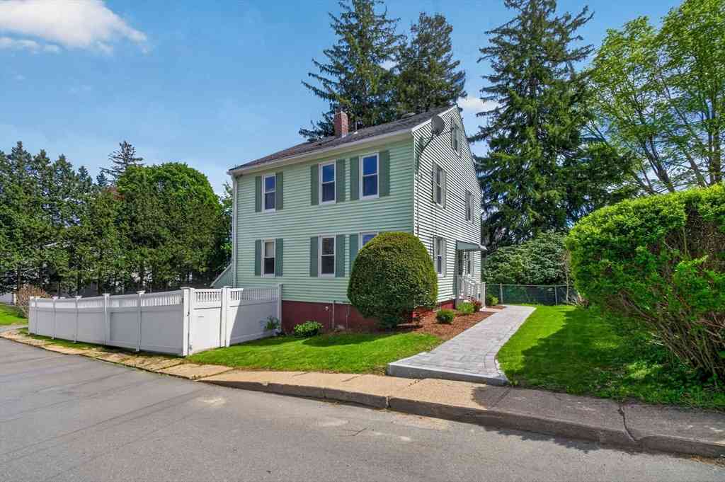 Homes For Sale - 7 East Greenwood St<br/> Essex County, Amesbury, MA 01913