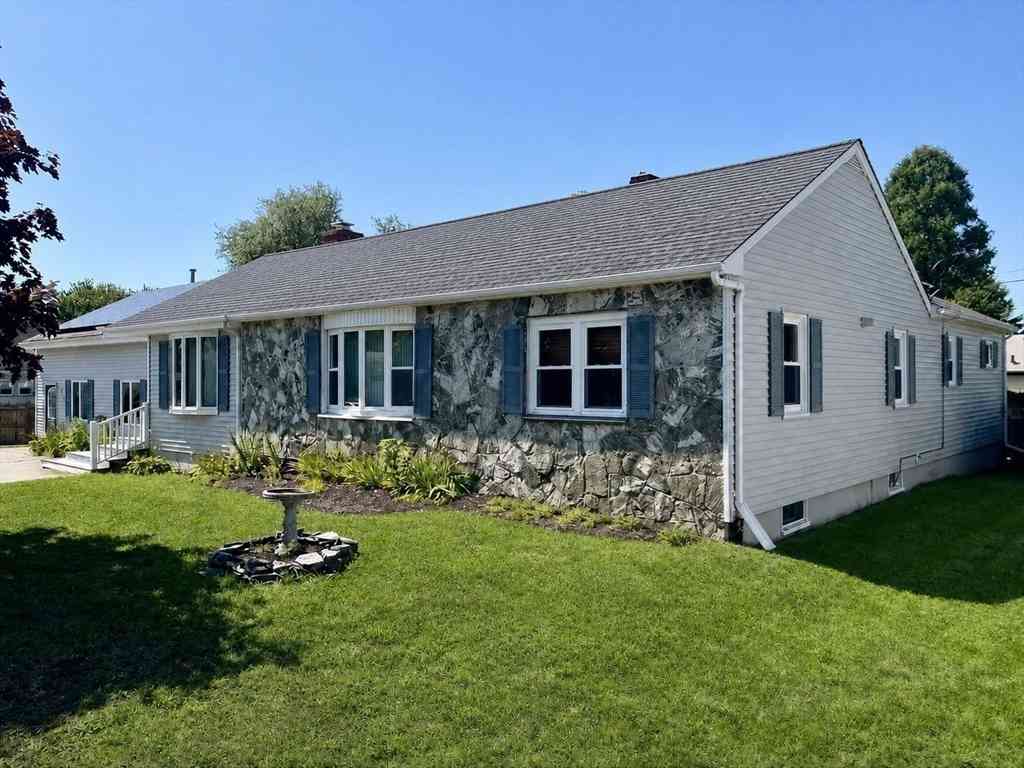 Homes For Sale - 319 Oliver St<br/> New Bedford, MA 02745
