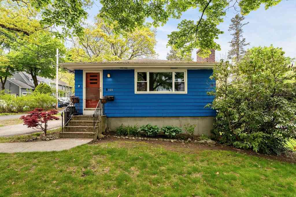 Homes For Sale - 125 Sylvia St<br/> Arlington, MA 02476
