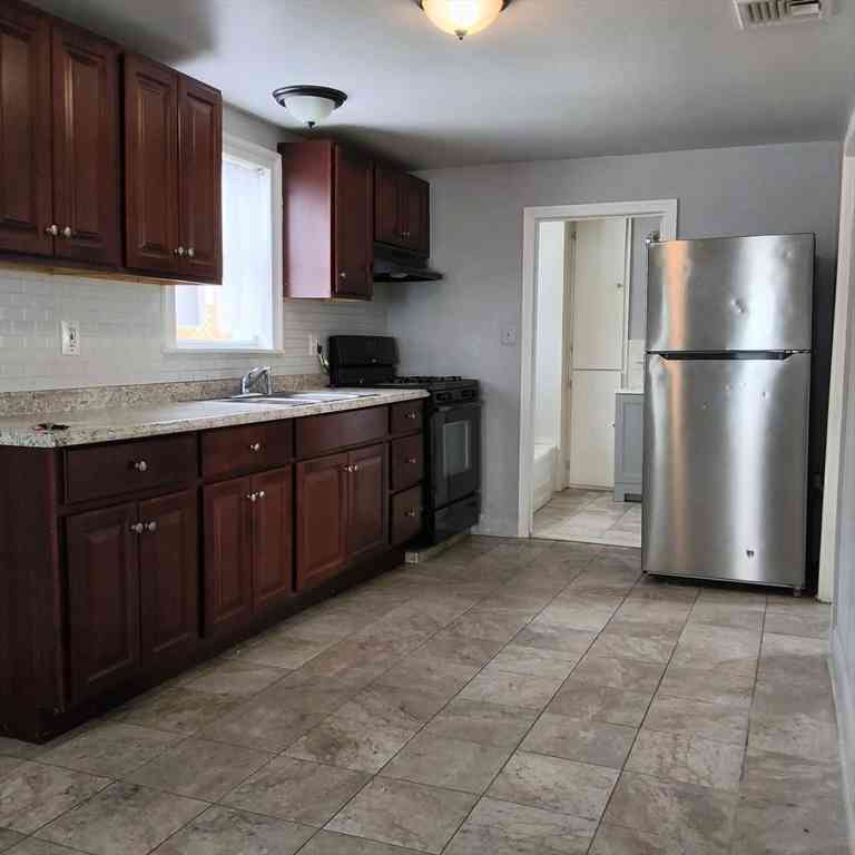 Apartment For Rent - 1808 Pleasant St #5<br/> Fall River, MA 02723