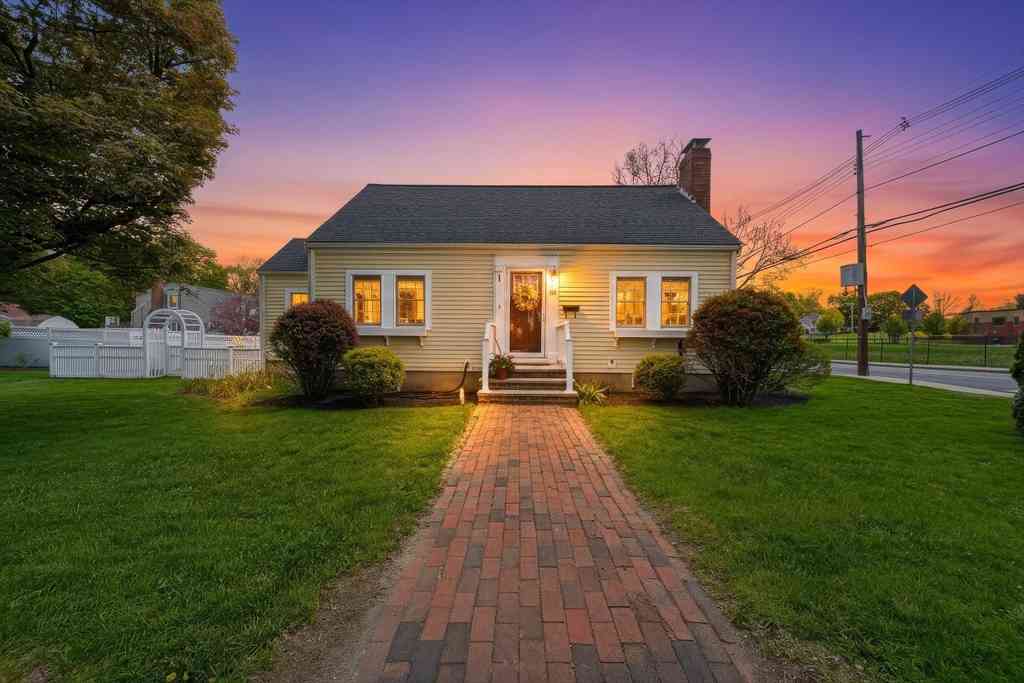 Homes For Sale - 28 Myopia Rd<br/> Stoneham, MA 02180