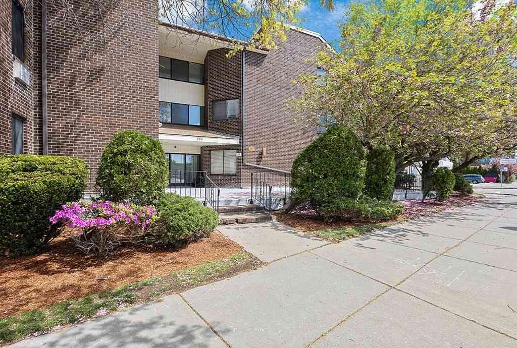 Condo For Sale - 935 Washington St #1<br/> Middlesex County, Newton, MA 02460