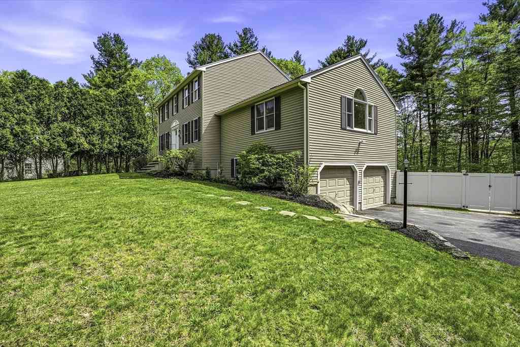 Homes For Sale - 28 Wood Dr<br/> Worcester County, Mendon, MA 01756