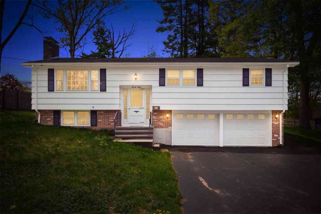 Homes For Sale - 28 Mayflower Cir<br/> Worcester County, Leicester, MA 01524