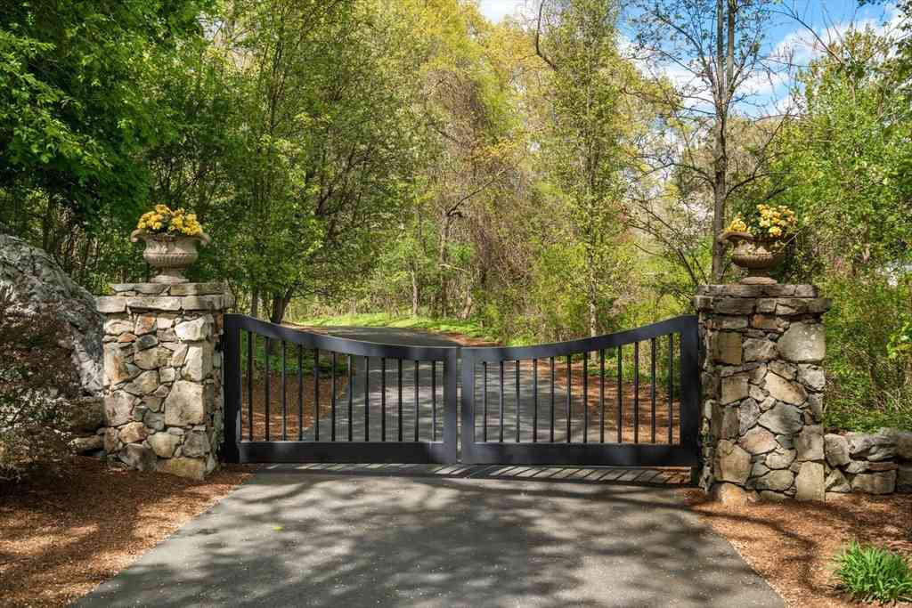 Homes For Sale - 1A Hartford Street<br/> Dover, MA 02030