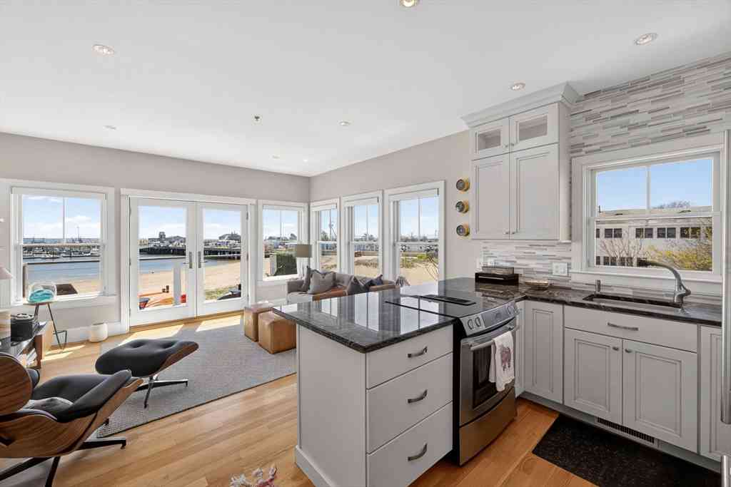 Condo For Sale - 333R Commercial Street #UNIT 3<br/> Provincetown, MA 02657