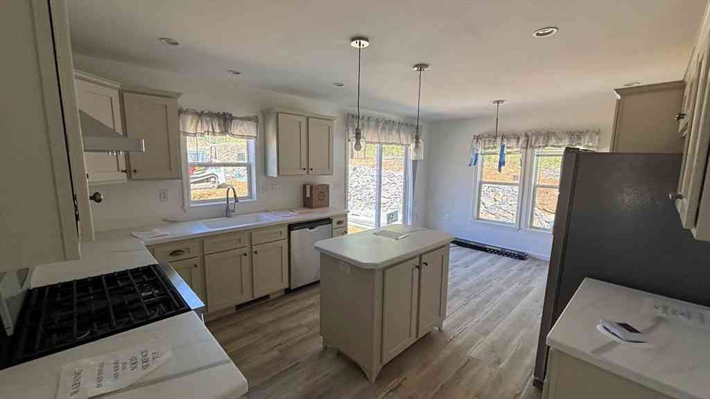 Homes For Sale - 20 Pinrock Drive<br/> Worcester County, Sturbridge, MA 01566