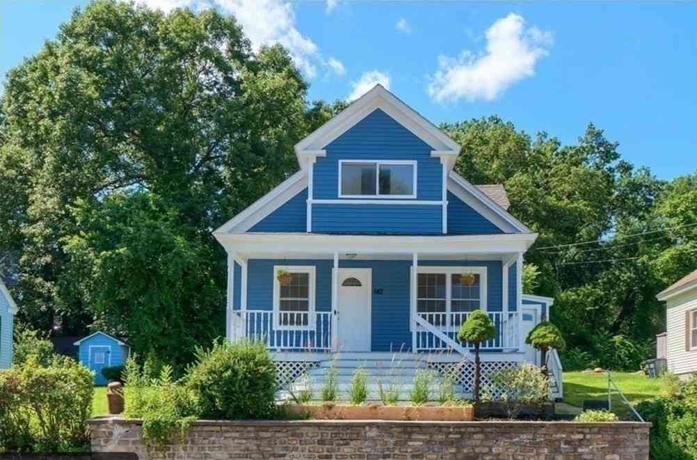 Homes For Rent - 142 E Meadow Rd<br/> Lowell, MA 01854