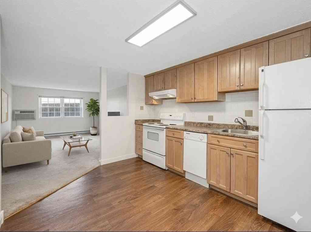 Apartment For Rent - 236 Low St #6<br/> Newburyport, MA 01950