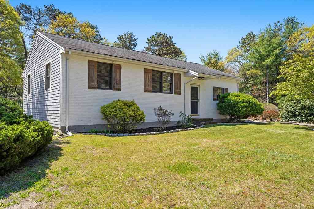 Homes For Sale - 17 Dry Hollow Ln<br/> Mashpee, MA 02649