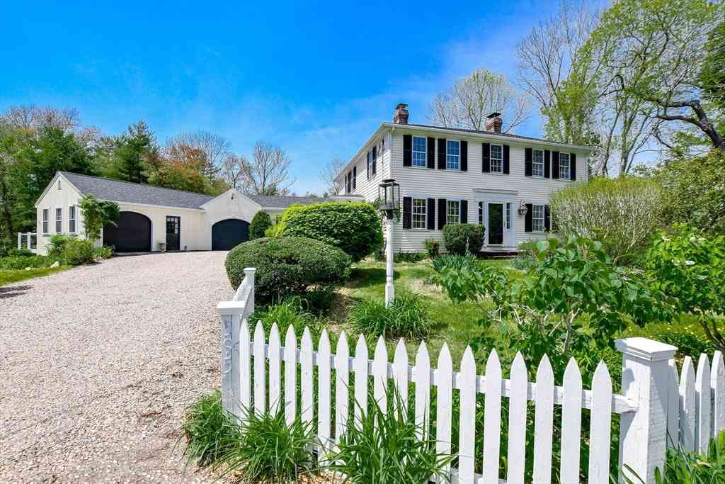 Homes For Sale - 595 New Bedford Road<br/> Rochester, MA 02770