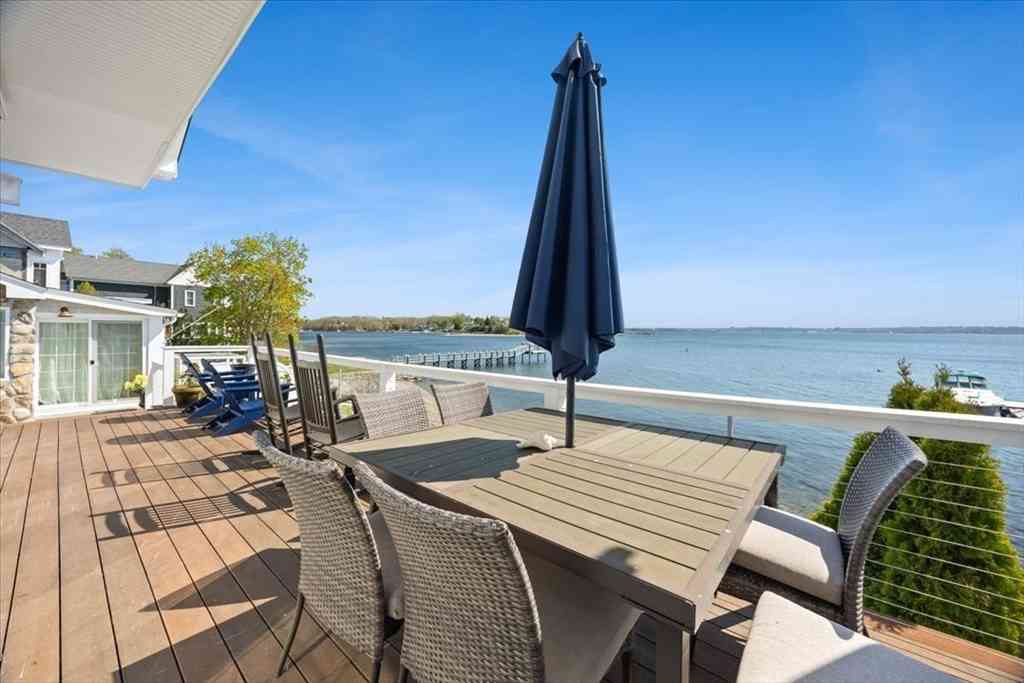 Homes For Sale - 106 King Philip Ave<br/> Bristol County, Bristol, RI 02809