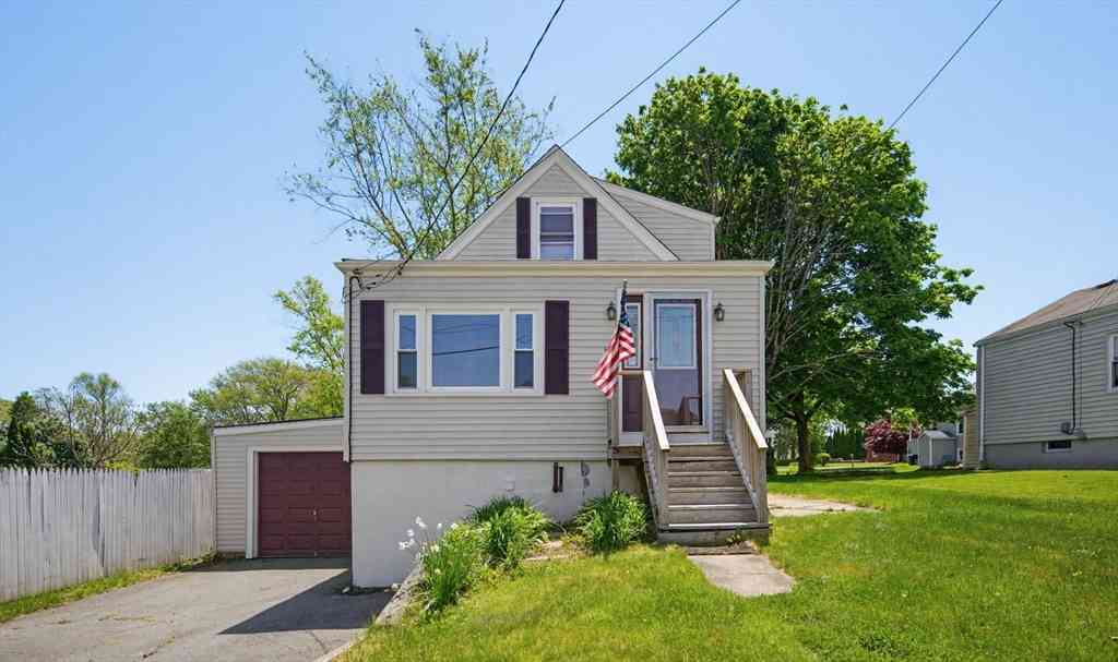 Homes For Sale - 34 Farnum St<br/> Tiverton, RI 02878