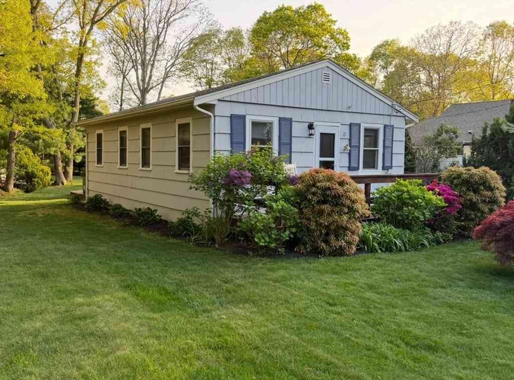 Homes For Sale - 17 Suncrest Dr<br/> Falmouth, MA 02536