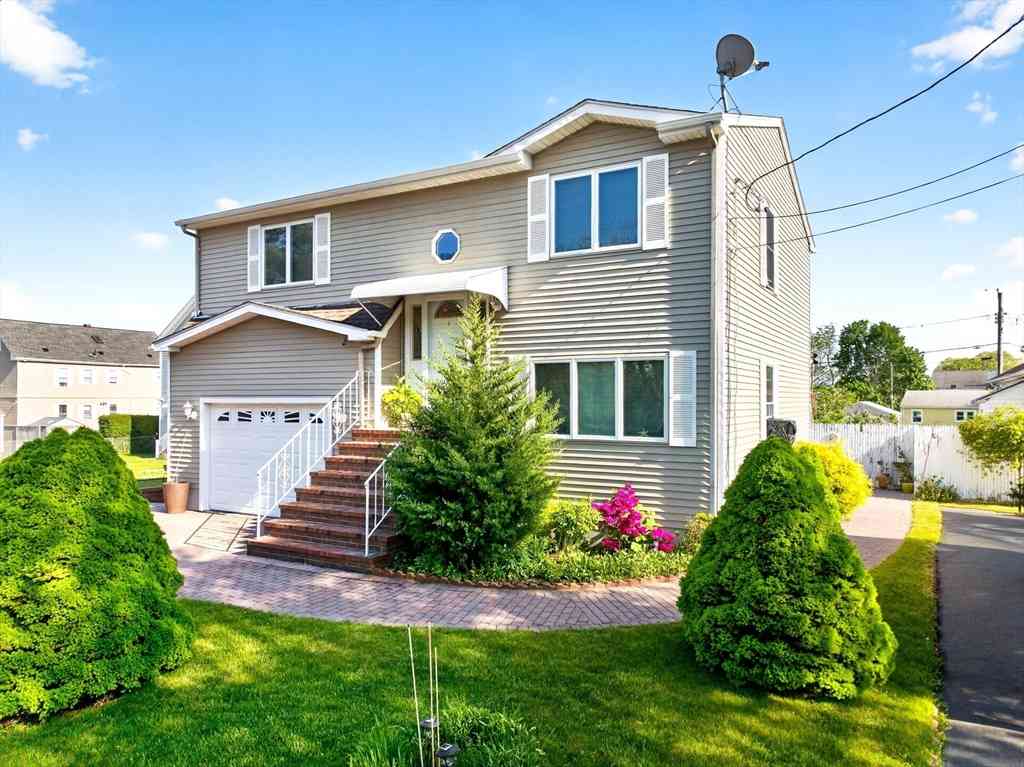 Homes For Sale - 56 Schofield St<br/> New Bedford, MA 02740