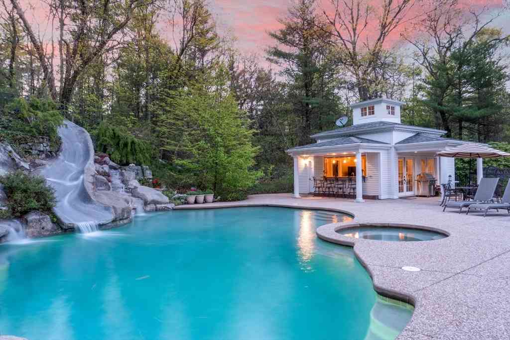Homes For Sale - 5 Hamlins Crossing<br/> Dover, MA 02030
