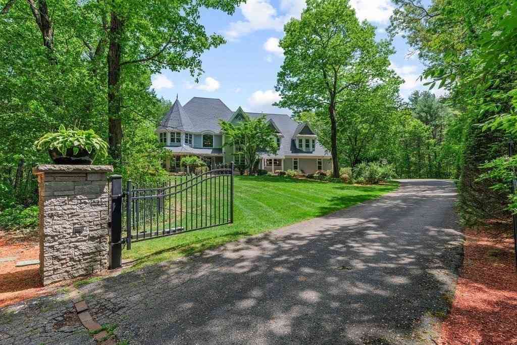 Homes For Sale - 11 Windsor Dr<br/> Foxboro, MA 02035