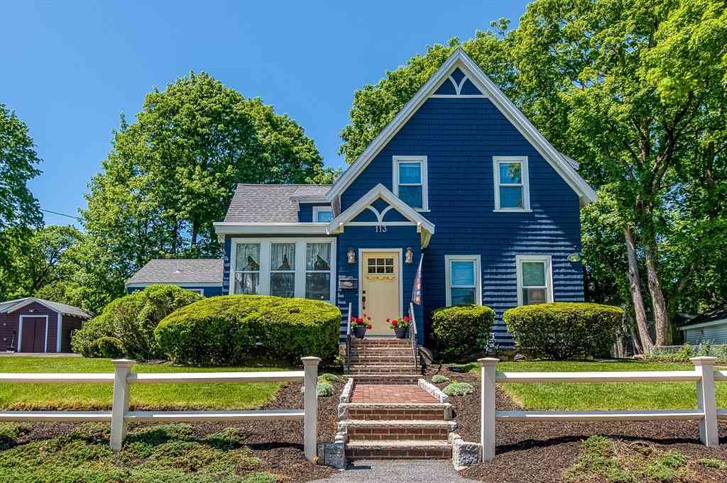 Homes For Sale - 113 Oakdale Ave<br/> Dedham, MA 02026