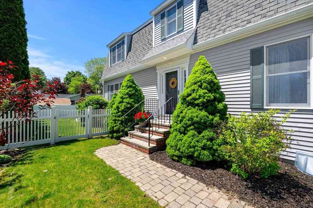 Homes For Sale - 17 Fenmere Avenue<br/> Wellesley, MA 02482