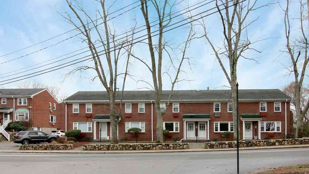 Condo For Rent - 60 Lake St #D<br/> Winchester, MA 01890