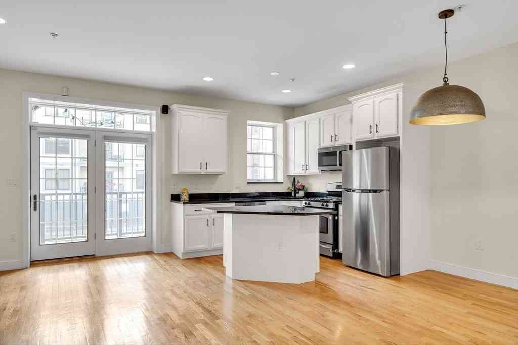 Condo For Sale - 381 W Broadway #4<br/> Boston, MA 02127