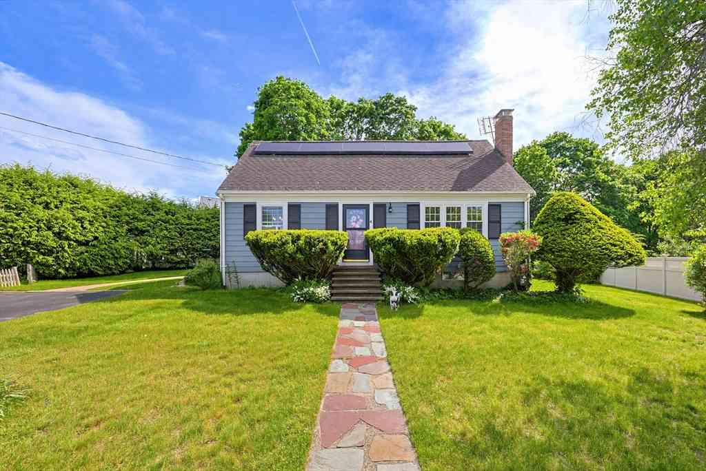 Homes For Sale - 4 Meadow Ln<br/> Walpole, MA 02081