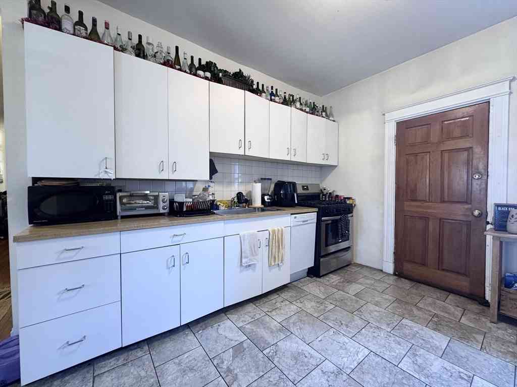 Apartment For Rent - 260 Aspinwall Ave #1<br/> Brookline, MA 02446