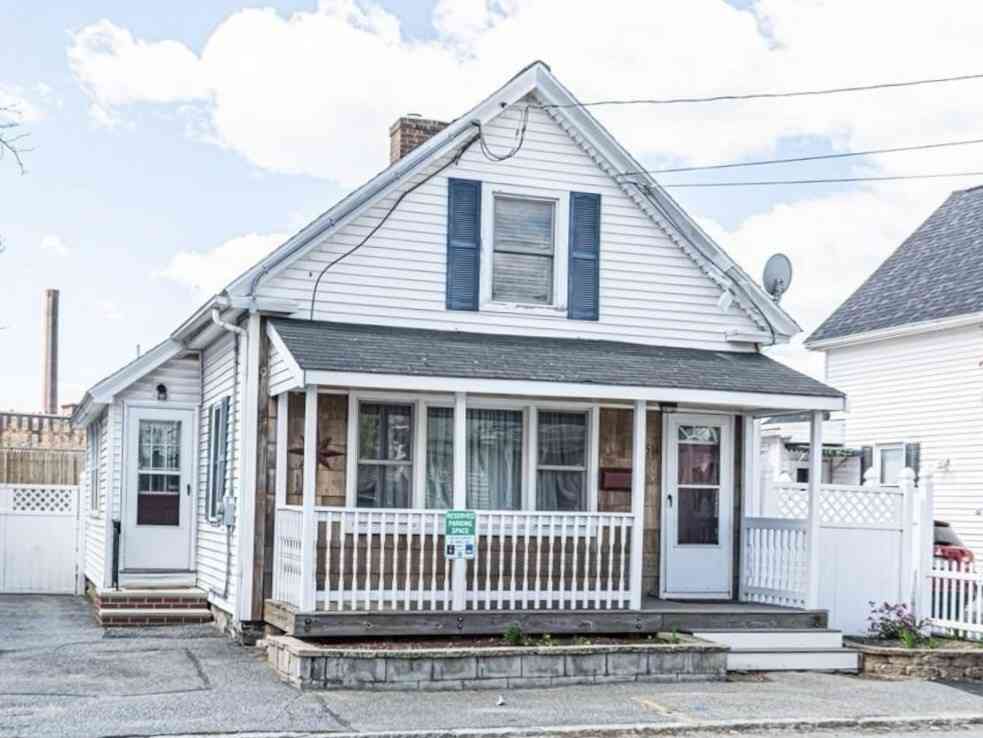 Homes For Sale - 516 Lakeview Ave<br/> Middlesex County, Lowell, MA 01850