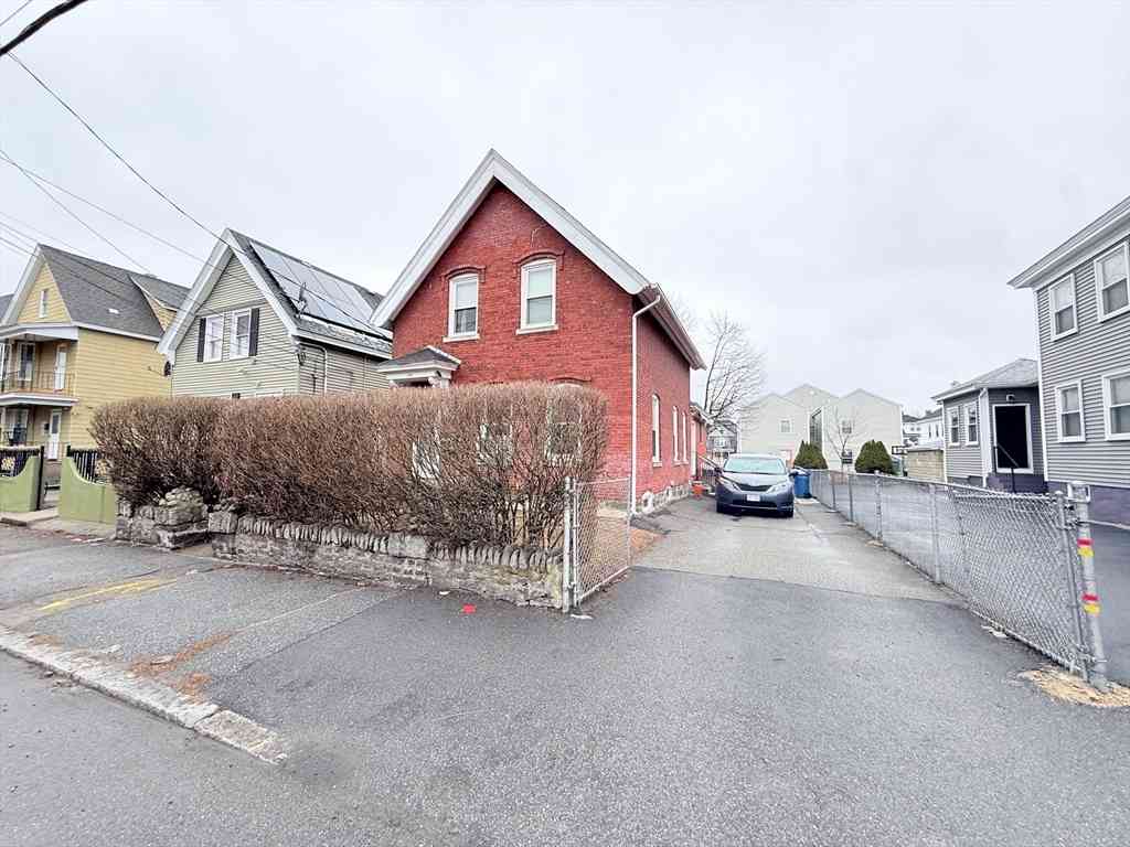 Homes For Rent - 142 Abbott St<br/> Lawrence, MA 01843